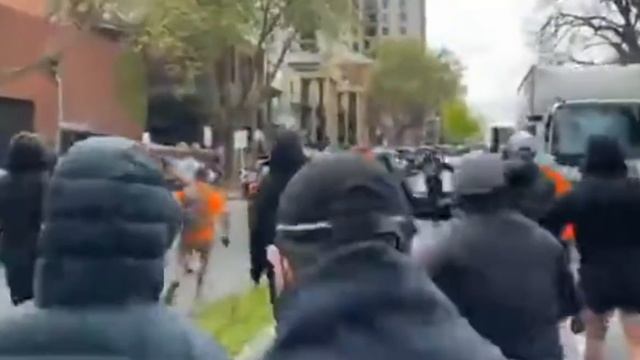 Протестующие в ярости! Полиция бежит! Мельбурн, Австралия! смотреть онлайн