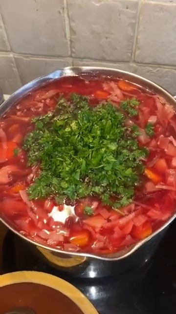 What is Ukrainian borscht soup made of?...#shorts #soup #souprecipe #beetroot #borscht смотреть онлайн