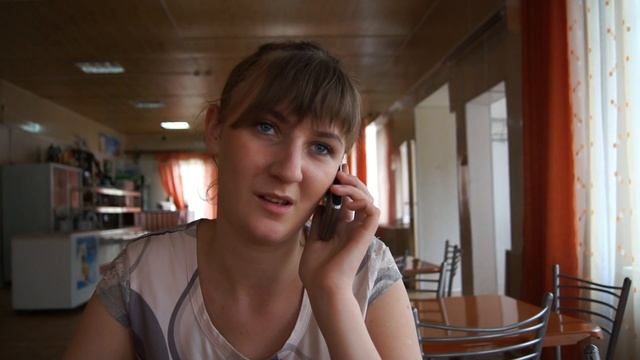 Вера болтает по телефону )))