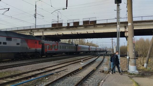 Проезд ТЭП70-0361 с поездом №79/80 Калининград - Санкт-Петербург под мостом Александра Корсунова!