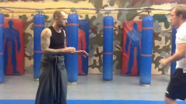 Прием самообороны против удара кулаком.