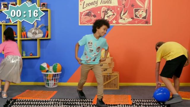 Wile E. Coyote Bubble Wrap Trap Challenge | Looney Tunes Lunchtime Challenge | WB Kids смотреть онлайн