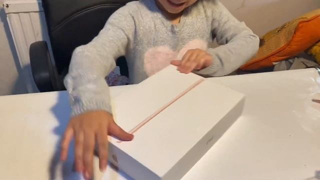 Surprise gift 🎁 💝 from Mummy and Daddy смотреть онлайн