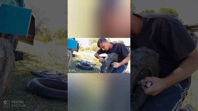 Приехал с города Жена встречает на мотоблоке. Пробили колесо на телеге мб