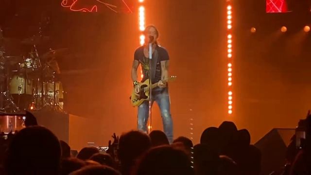 Keith Urban performing “Tumbleweed” live at the Paycom Center in Oklahoma City, September 30, 2022. смотреть онлайн