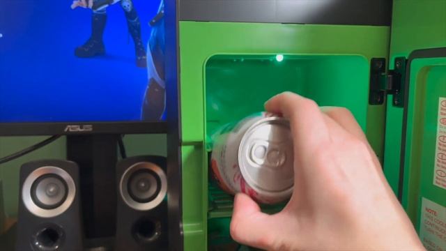Weird Tech: Xbox Mini Fridge смотреть онлайн