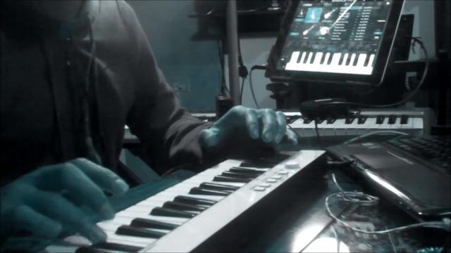 LIVE LOOPING, Improvisacion en sampletank para ipad + iRig Keys - IK Multimedia смотреть онлайн