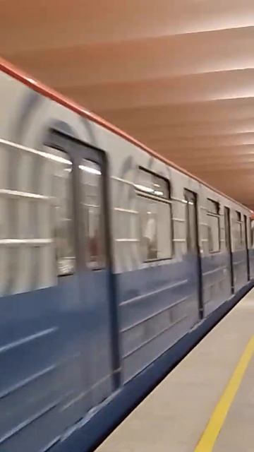 Номерной 81-717 прибывает на станцию метро Коломенская смотреть онлайн