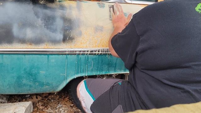Detailing with Scotch-Brite to reveal original 1955 chevy Neptune Green and Indian Ivory below смотреть онлайн
