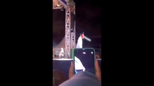 chainsaw man falls off stage meme смотреть онлайн