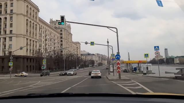 Карантин. Москва. 3 апреля 2020 г. Едем на такси по городу. По Гоголевскому бульвару и набережным смотреть онлайн