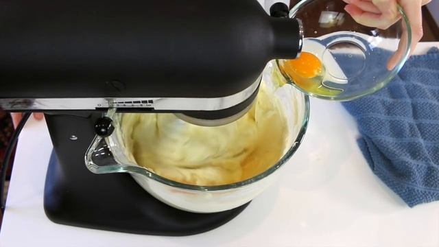 Cinnamon Roll Cheesecake Heaven! смотреть онлайн