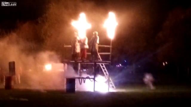 HOT NEW - Firecrackers Thrown At Men As They Give Speech On Podium смотреть онлайн