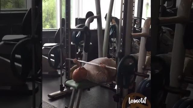 жим штанги в тренажере Смита смотреть онлайн