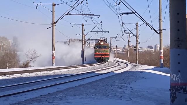 Электровоз ВЛ10-956 со снегоуборочным вагоном чистит снег с путей.