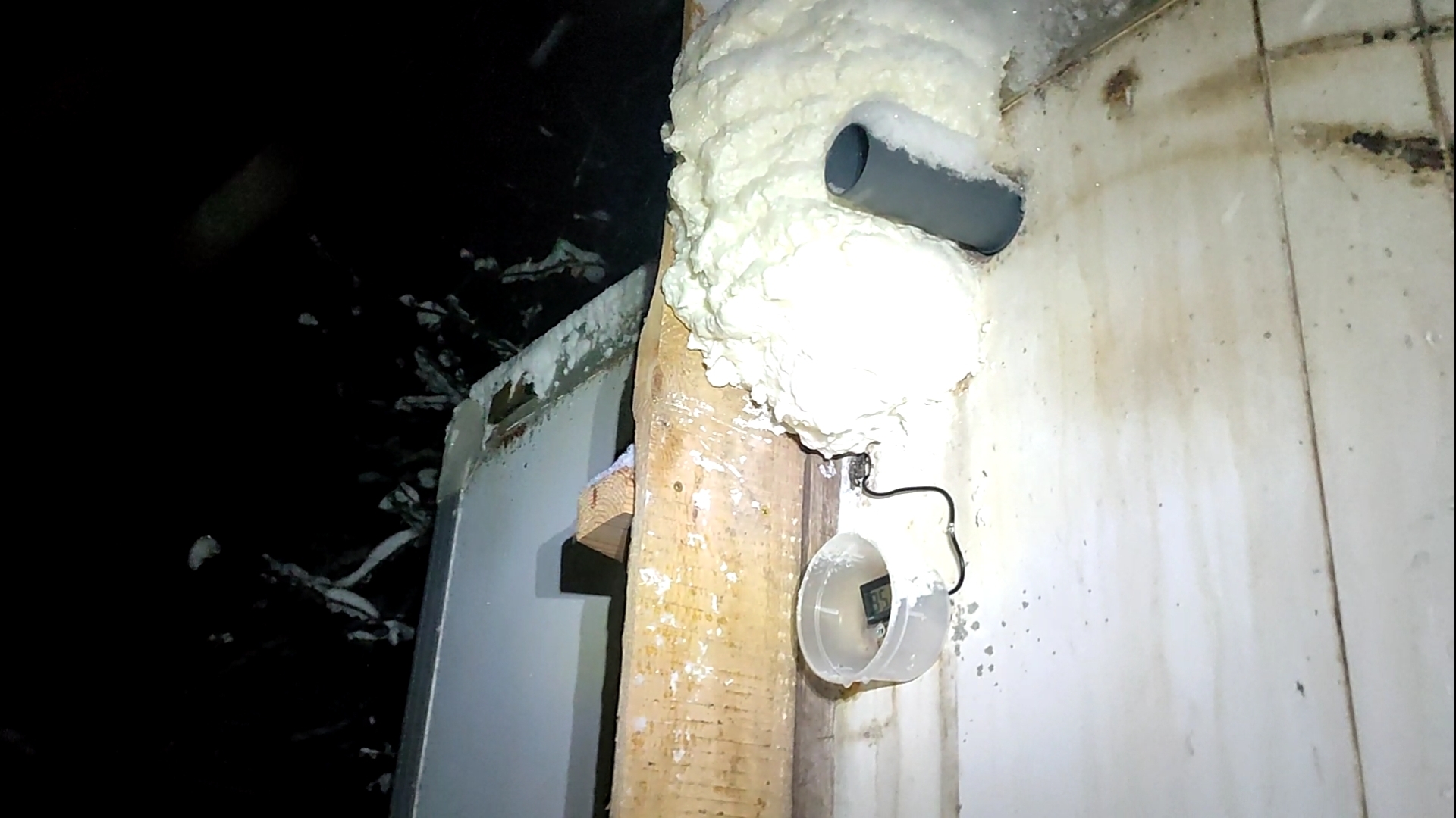 Утеплил трубу, снял оголовок (влажность 95% пока) смотреть онлайн