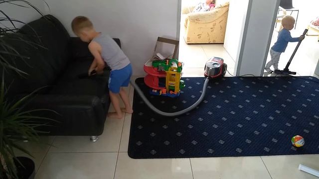 Давид и Сэм пылесосят смотреть онлайн