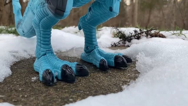 ROARS and Blows Smoke, Dragon World RC walking ice dragon “for the kids” смотреть онлайн