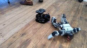 Роботы танцуют брейк