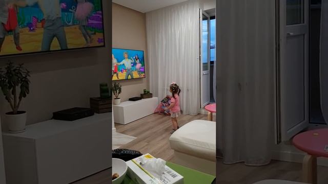 Эвелина танцует под Shark смотреть онлайн