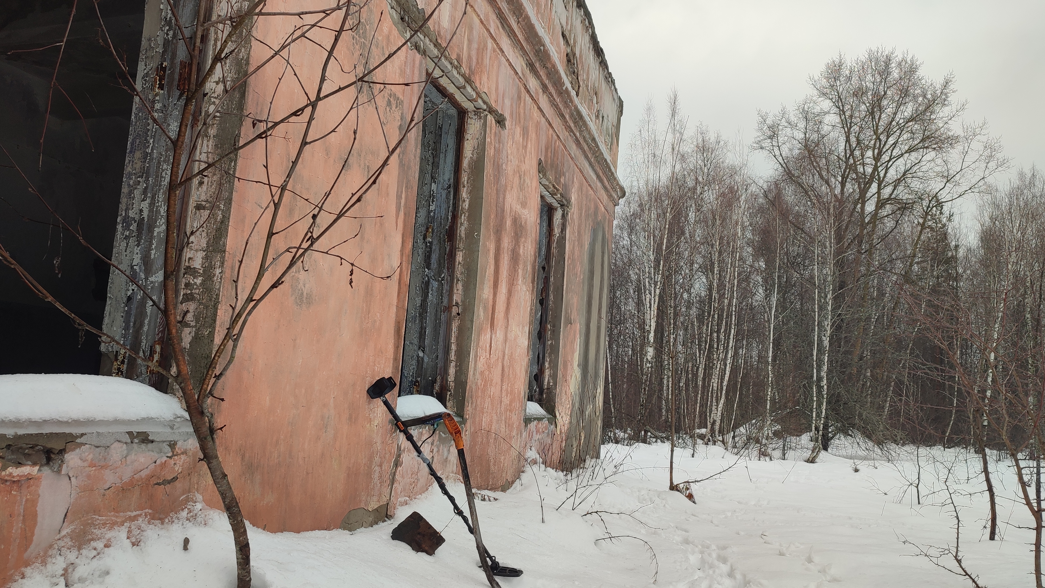 Первый зимний выезд с подписчиком на металлокоп!!! Нашли в лесу заброшенное здание спецсвязи!!! смотреть онлайн