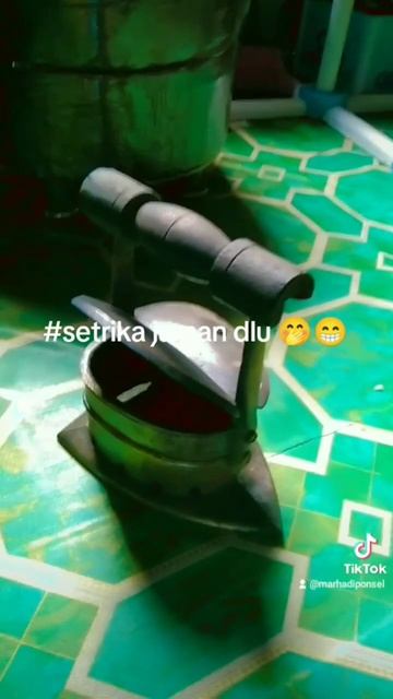 #barang langka setrika pke arang sebagai pemanasnya 🤭😂 смотреть онлайн