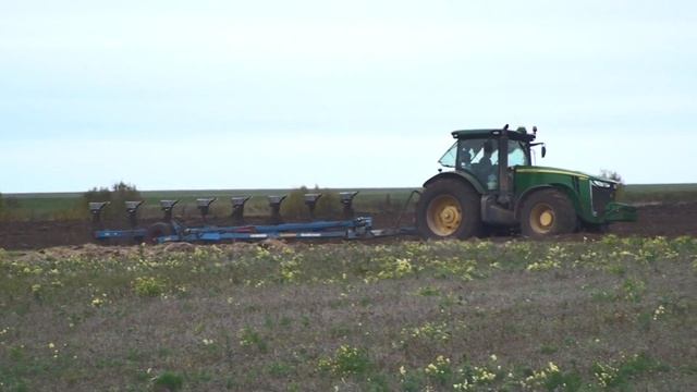 2 JOHN DEERE 8285 R,CLAAS ATLES 936 RZ C LEMKEN EURODIAMOND на вспашке.