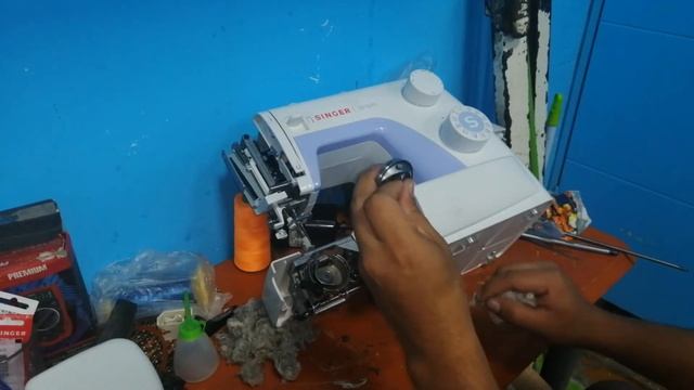 SINGER Simple 3232, ACEITADO Y MANTENIMIENTO BÁSICO смотреть онлайн