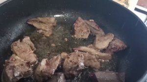 Как приготовить печень,чтоб была мягкая и сочная.Свиная печень в сметане с луком.