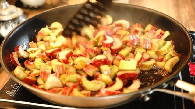 Sooo lecker, Marzipan Rhabarber- Himbeer Tarte mit Mandeln und Streusel#rhabarber #rhabarbertarte смотреть онлайн