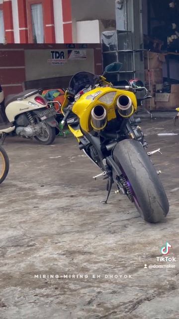 MAINTENANCE YAMAHA R1 CINEMATIC смотреть онлайн