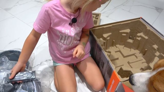 СОФИЮ УБИРАЕТСЯ В ДОМЕ. СОФУНЬЯ ШАЛУНЬЯ смотреть онлайн