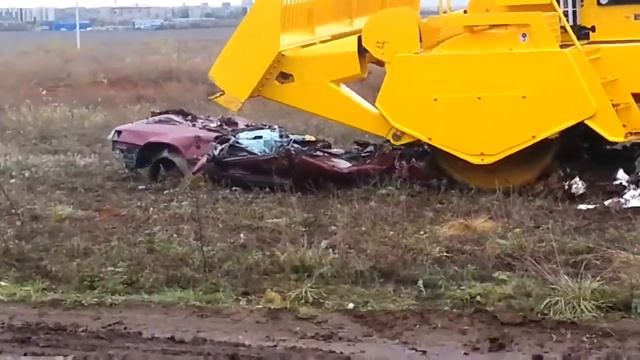 Каток-уплотнитель TANA уничтожает автомобиль в Оренбурге. смотреть онлайн