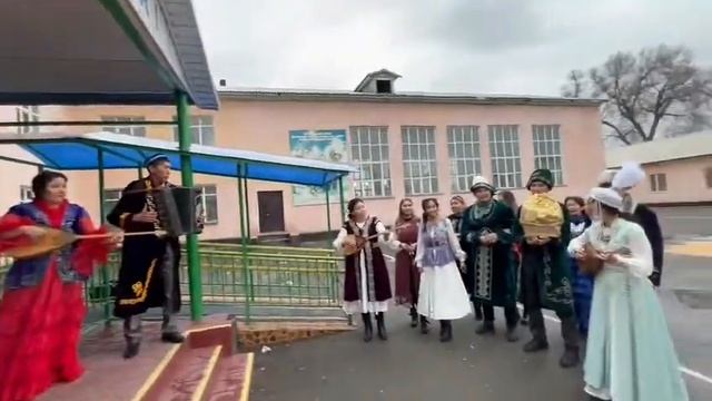 Ушарал қаласы."Көрісу -Амал" мерекесі.нөмір-2 орта мектебінің ужымы "Абай" орта мектебіне келді. смотреть онлайн