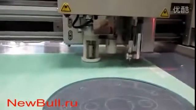 Планшетный режущий плоттер DCZ в процессе резки прорезиненных объединенных прокладок, режущий плотт
