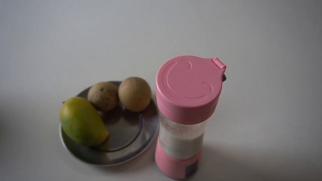 Mini Portable & Rechargeable Juicer смотреть онлайн