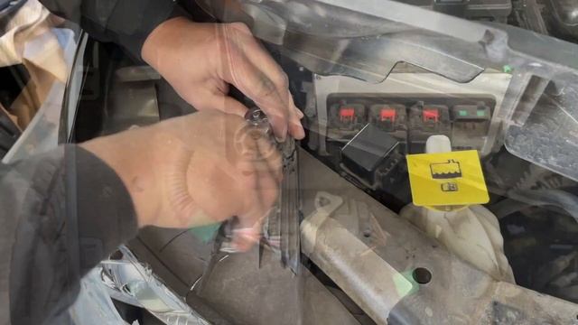 How To Remove / Replace Headlight Assembly On A 2011-2013 Jeep Grand Cherokee смотреть онлайн