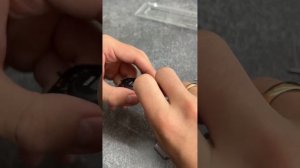 Как поменять ремешок на смарт-часах?