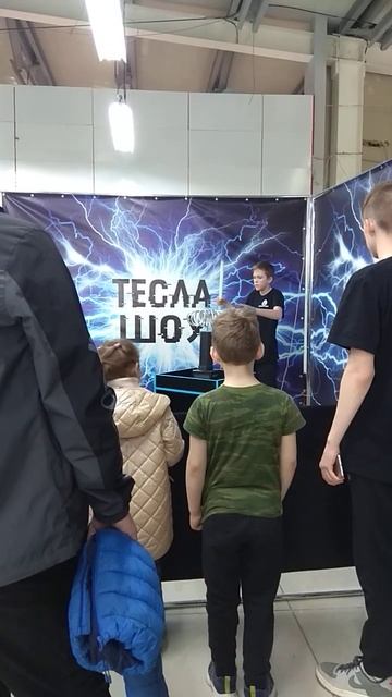 Тесла шоу в территории роботов смотреть онлайн