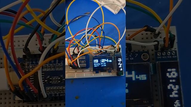 Часы с двумя OLED дисплеями смотреть онлайн