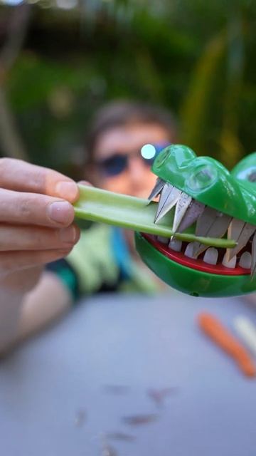Razor Blade Alligator Toy Vs Carrot and Banana смотреть онлайн