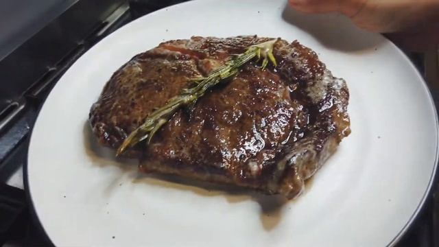 Cooking Wagyu Steak - Scotch Fillet MBS 8+ Rating - With Pan and Korean BBQ Grill. смотреть онлайн