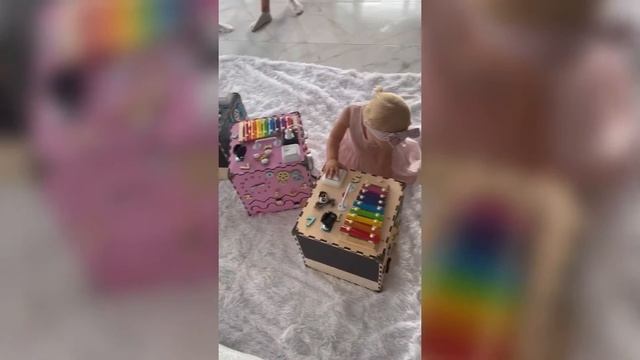 Развивающая игрушка Бизикуб Бежевый, 30*30 см на 22 элементов Бизиборд