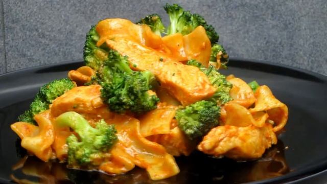 Лапша с куриной грудкой и брокколи под соусом. Просто красиво смотреть онлайн