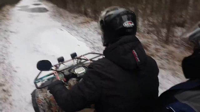 По лесу на квадрике. выехали на лед. 100 км/час по льду смотреть онлайн