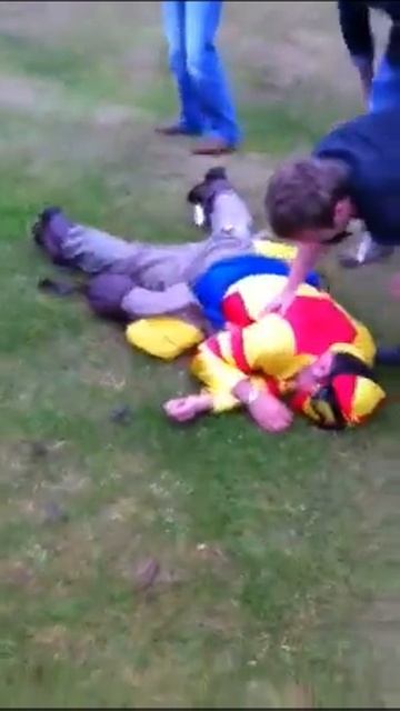 Man breaks rib at Newcastle Races смотреть онлайн