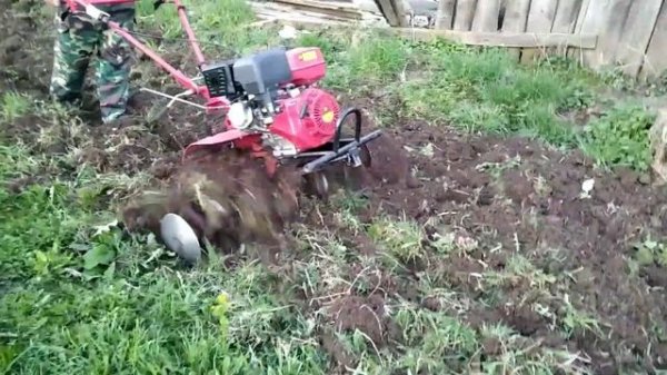 Работа на мотоблоке