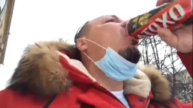 =СЕРГЕЙ СИМОНОВ ПЬЕТ ОХОТУ= смотреть онлайн