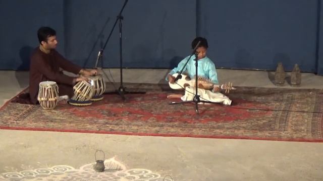 10 Year old Jyotishman Nath playing Rabab at Arcosanti, Phoenix Arizona. смотреть онлайн