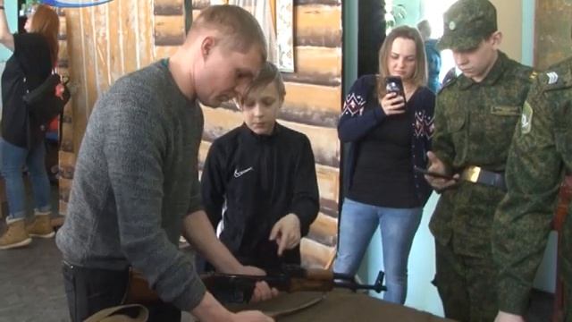 СЕМЕЙНЫЙ ВЫХОДНОЙ ДЕНЬ С ЮНАРМИЕЙ смотреть онлайн